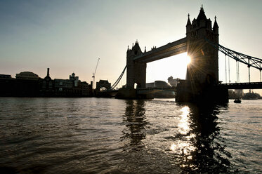 Silhouette der Tower Bridge in London - CUF40261
