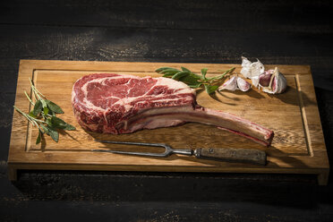 Raw tomahawk steak, garlic and herbs - MAEF12673