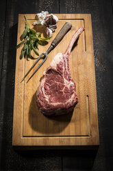 Rohes Tomahawk-Steak, Knoblauch und Kräuter - MAEF12675