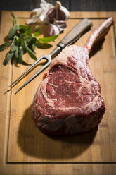 Raw tomahawk steak, garlic and herbs - MAEF12676