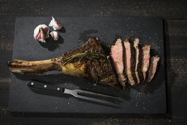 Gegrilltes Tomahawk-Steak und Knoblauch - MAEF12677