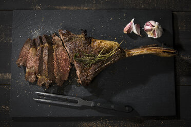 Grilled tomahawk steak and garlic - MAEF12678