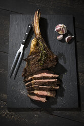 Gegrilltes Tomahawk-Steak und Knoblauch - MAEF12679