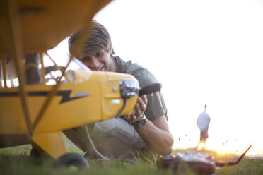 Mann spielt mit Spielzeugflugzeug im Park - CUF40310