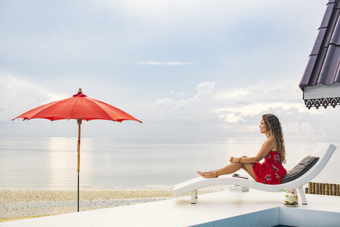 Thailand, Koh Phangan, Frau entspannt sich am Strand - MOMF00472