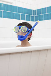 Junge mit Schnorchelmaske in der Badewanne - CUF40335