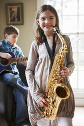 Lächelndes Mädchen spielt Saxophon - CUF40338