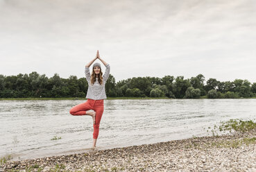 Frau übt Yoga in einem Fluss - UUF14512