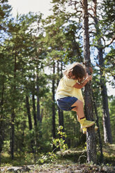 Mädchen klettert auf Baum - CUF40371