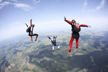 Drei Fallschirmspringer im freien Fall über Leutkirch, Bayern, Deutschland - CUF40373