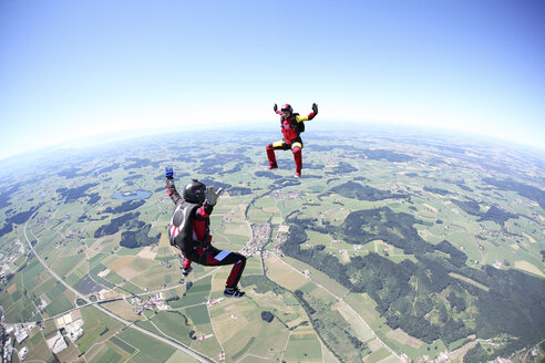 Fallschirmspringer haben Spaß über Leutkirch, Bayern, Deutschland - CUF40376