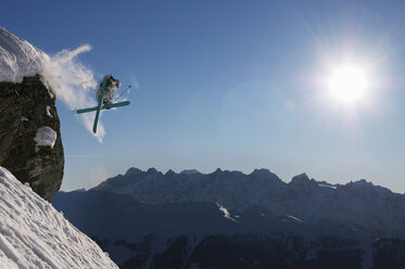 Mann beim Skifahren von der Klippe, Verbier, Schweiz - CUF40379