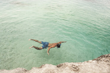 Mann schwimmt im Meer, Cala Goloritze, Sardinien, Italien - CUF40420
