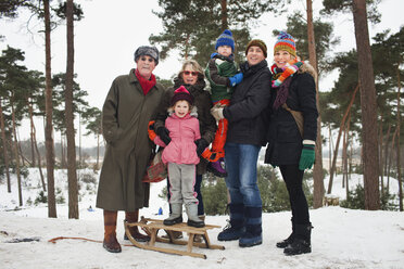 Familienporträt von drei Generationen in einer Winterlandschaft - CUF40443