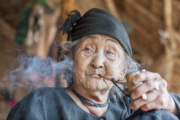 Ältere Frau beim Pfeiferauchen, Shan-Staat, Kengtung, Birma - CUF40461