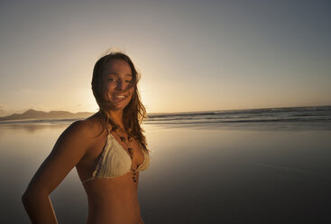 Porträt einer lächelnden Frau am Strand, Lanzarote, Kanarische Inseln, Spanien - CUF40469