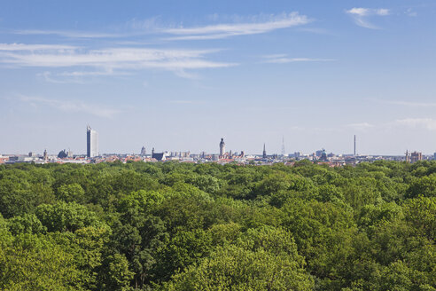 Deutschland, Leipzig, Blick vom Aussichtsturm Rosental auf die Stadt - GWF05569