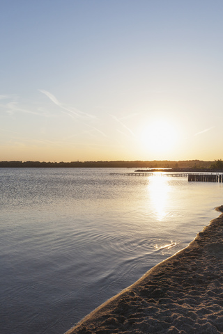 Deutschland, Leipzig, Cospudener See, Sonnenuntergang am Nordstrand, lizenzfreies Stockfoto