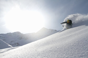 Mann beim Skifahren abseits der Piste in Kuhtai, Tirol, Österreich - CUF40505