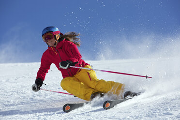 Frau beim Skifahren in Kuhtai , Tirol, Österreich - CUF40507