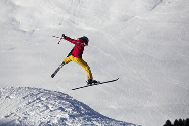 Frau beim Skispringen in Kuhtai, Tirol, Österreich - CUF40509
