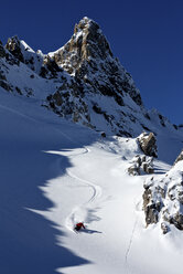 Mann beim Skifahren in Davos, Schweiz - CUF40512