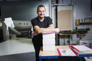 Porträt eines Arbeiters in einer Papierdruckerei - CUF40547