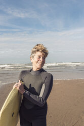 Ältere Bodyboarderin am Strand von Devon, UK - CUF40554