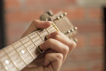 Nahaufnahme einer Männerhand beim Gitarrenspiel - ZEF15823