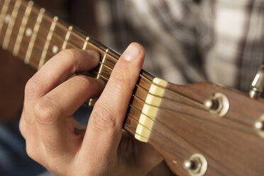 Nahaufnahme einer Männerhand beim Gitarrenspiel - ZEF15824