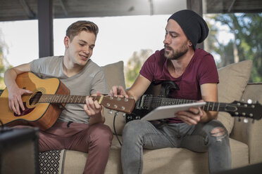 Musiker unterrichtet Schüler im Gitarrenspiel - ZEF15833