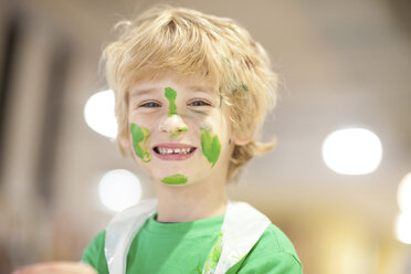 Junge mit grüner Farbe im Gesicht - CUF40597