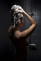 Frau wäscht Haare in der Dusche - CUF40706
