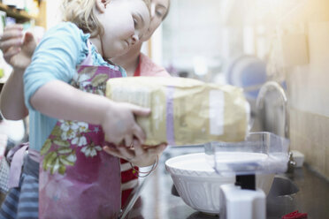 Mutter und Tochter backen gemeinsam - CUF40721