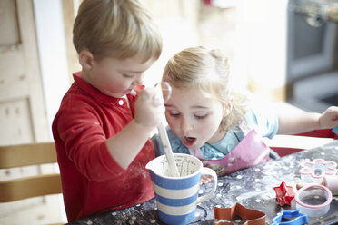 Kinder kochen gemeinsam in der Küche - CUF40723