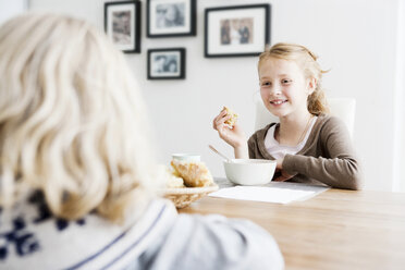 Mädchen beim gemeinsamen Mittagessen am Tisch - CUF40748