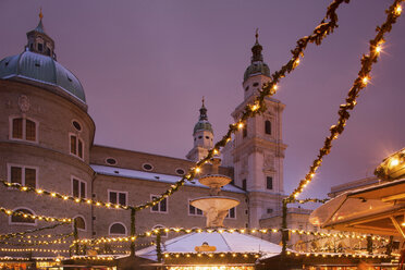 Weihnachtsbeleuchtung und Gebäude auf dem Weihnachtsmarkt, Salzburg, Österreich - CUF40751