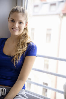 Junge Frau mit blauem T-Shirt, Porträt - CUF40761