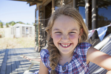 Porträt eines Mädchens mit karierter Bluse, lächelnd - CUF40782