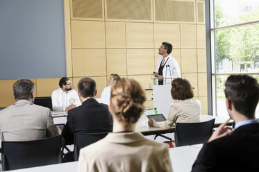 Ärzte halten einen Vortrag im Konferenzraum - CUF40896