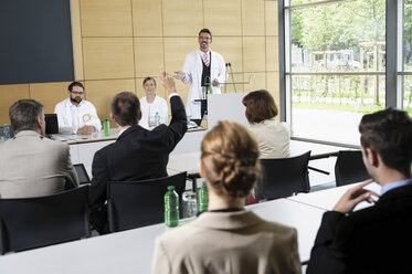 Ärzte halten einen Vortrag im Konferenzraum - CUF40897