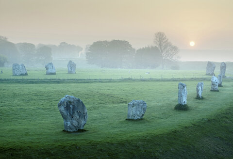 Alter Steinkreis in Avebury, Wiltshire, England - CUF40930
