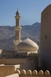 Kuppeln einer Moschee in der Wüstenlandschaft - CUF40952