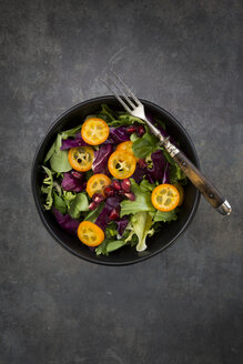 Schüssel mit gemischtem grünem Salat mit Rotkohl, Kumquat und Granatapfelkernen - LVF07260