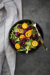 Schüssel mit gemischtem grünem Salat mit Rotkohl, Kumquat und Granatapfelkernen - LVF07264