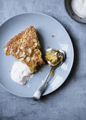 Apple pie with almond flakes and creme fraiche - CUF41001