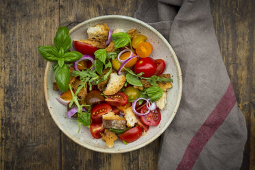 Panzanella made of roasted Ciabatta, rocket, red onions, tomatoes and basil - LVF07265