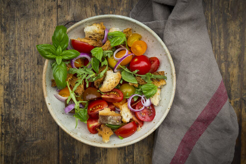 Panzanella aus geröstetem Ciabatta, Rucola, roten Zwiebeln, Tomaten und Basilikum - LVF07265