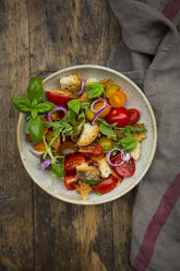 Panzanella made of roasted Ciabatta, rocket, red onions, tomatoes and basil - LVF07266