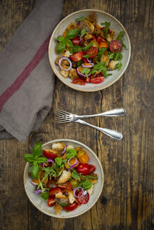 Panzanella aus geröstetem Ciabatta, Rucola, roten Zwiebeln, Tomaten und Basilikum - LVF07267